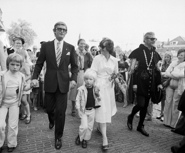 857270 Afbeelding van het bezoek van prinses Margriet en mr. Pieter van Vollenhoven aan Nieuwegein tijdens de viering ...